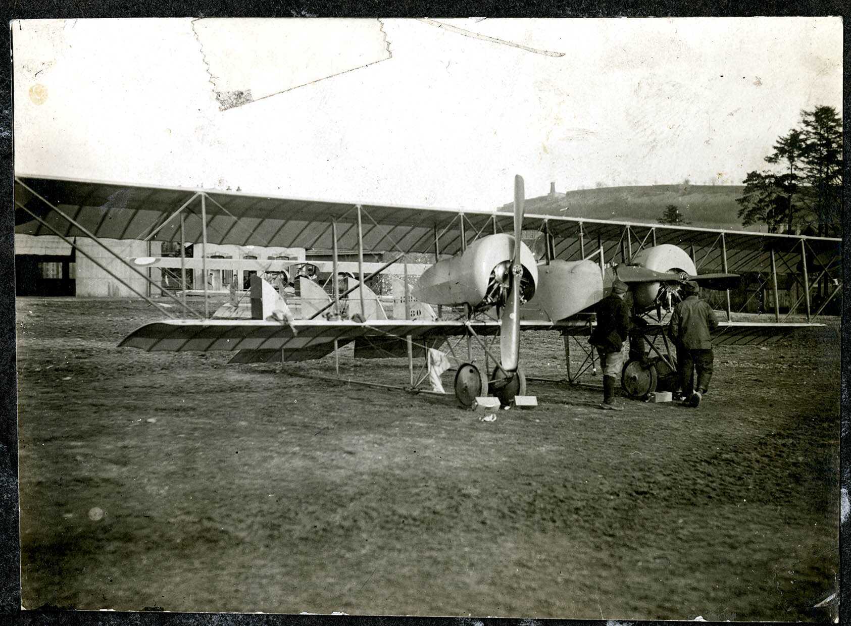 Belfort, Centre aéronautique militaire, Champ-de-Mars (Parc-à-Ballons), un avion bombardier français.