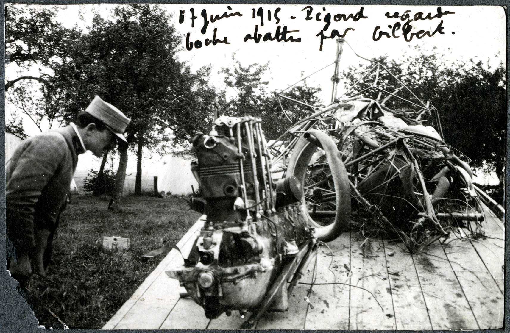Bataille de Metzeral (Haut-Rhin], les débris d'un avion allemand abattu, le 17 juin 1915.