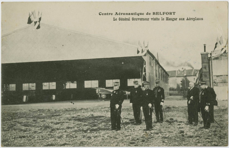Centre aéronautique de Belfort, le général gouverneur visite le hangar aux aéroplanes.