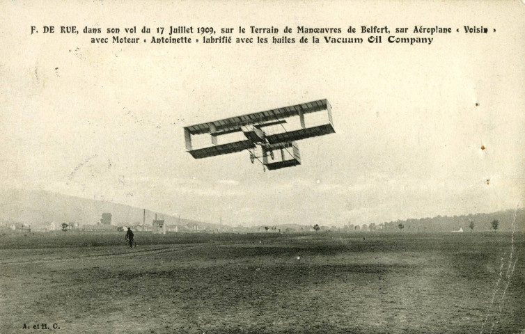 [Belfort], Ferber de Rue dans son envol du 17 juillet 1909, sur le terrain de manœuvre de Belfort, sur l'aéroplane "Voisin" avec moteur "Antoinette" lubrifié avec les huiles de la Vacuum Oil Company.