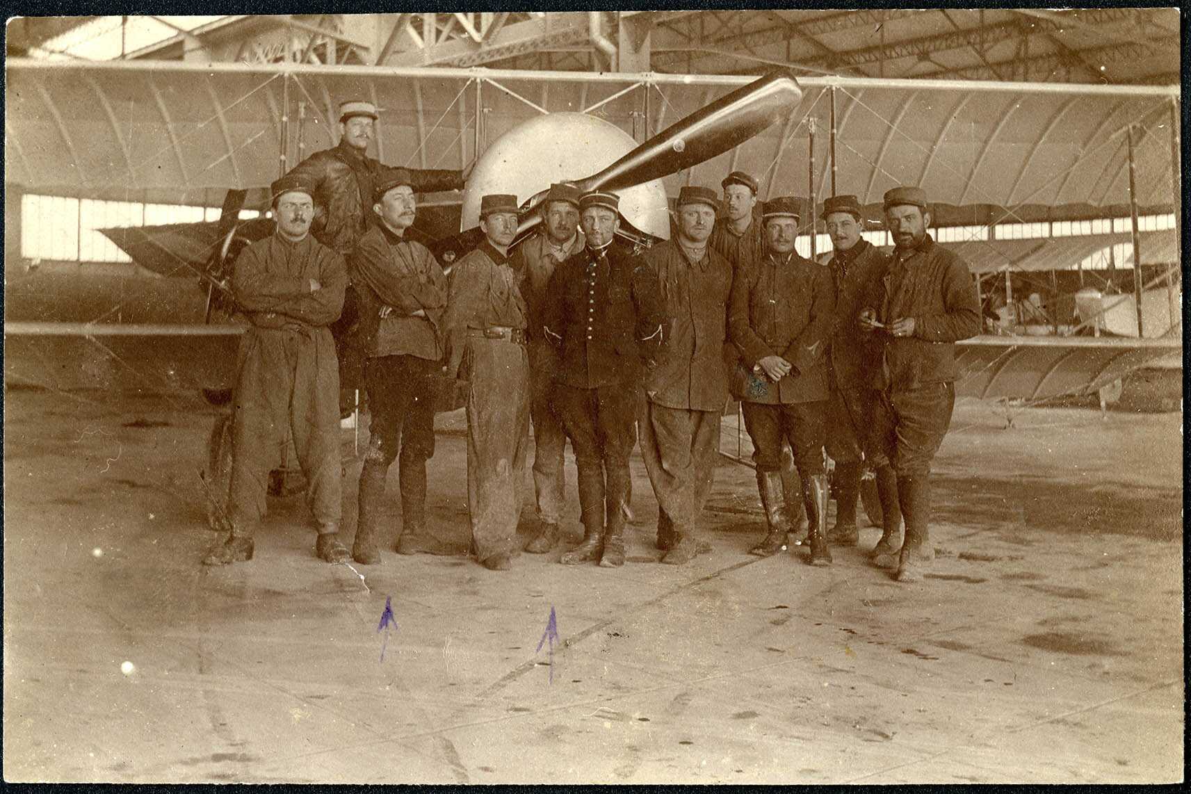 Belfort, Centre aéronautique militaire, Champ-de-Mars (Parc-à-Ballons), intérieurs d'un des hangars aux aéroplanes.