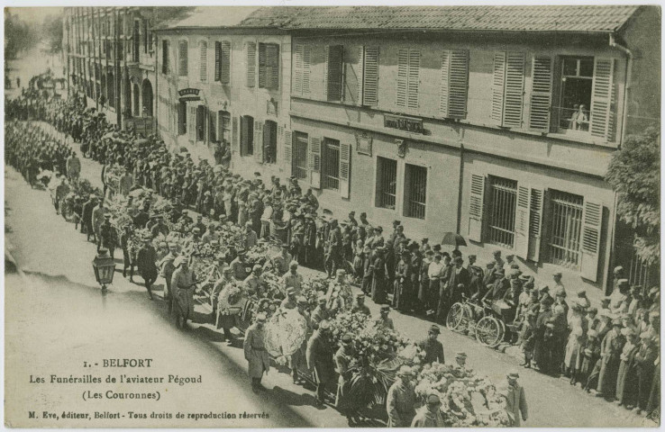 Belfort, les funérailles de l'aviateur Pégoud (les couronnes).