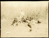 Un groupe de soldats, pause lors d'une excursion.