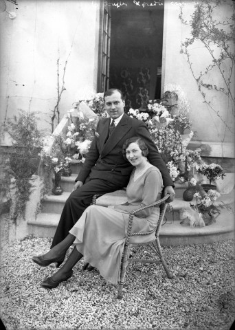 Le couple devant une maison. Des corbeilles de fleurs sur les marches de l'entrée : plaque de verre 13x18 cm.