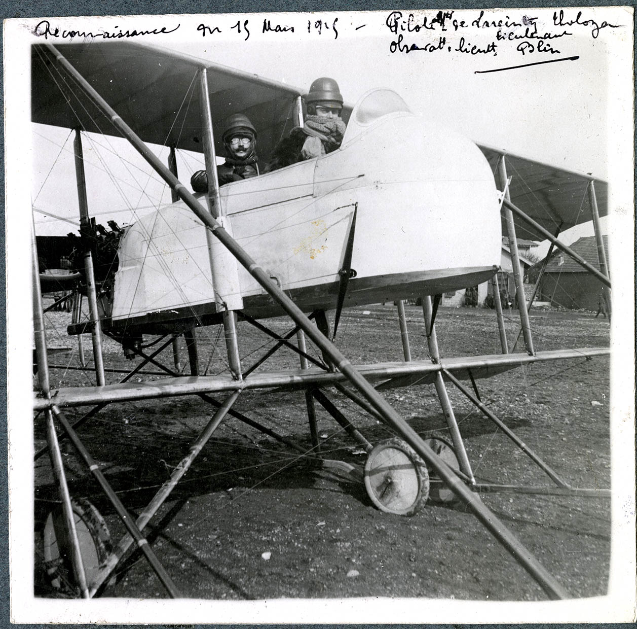Belfort, Centre aéronautique militaire, Champ-de-Mars (Parc-à-Ballons), devant les hangars des aéroplanes, le 15 mars 1915.