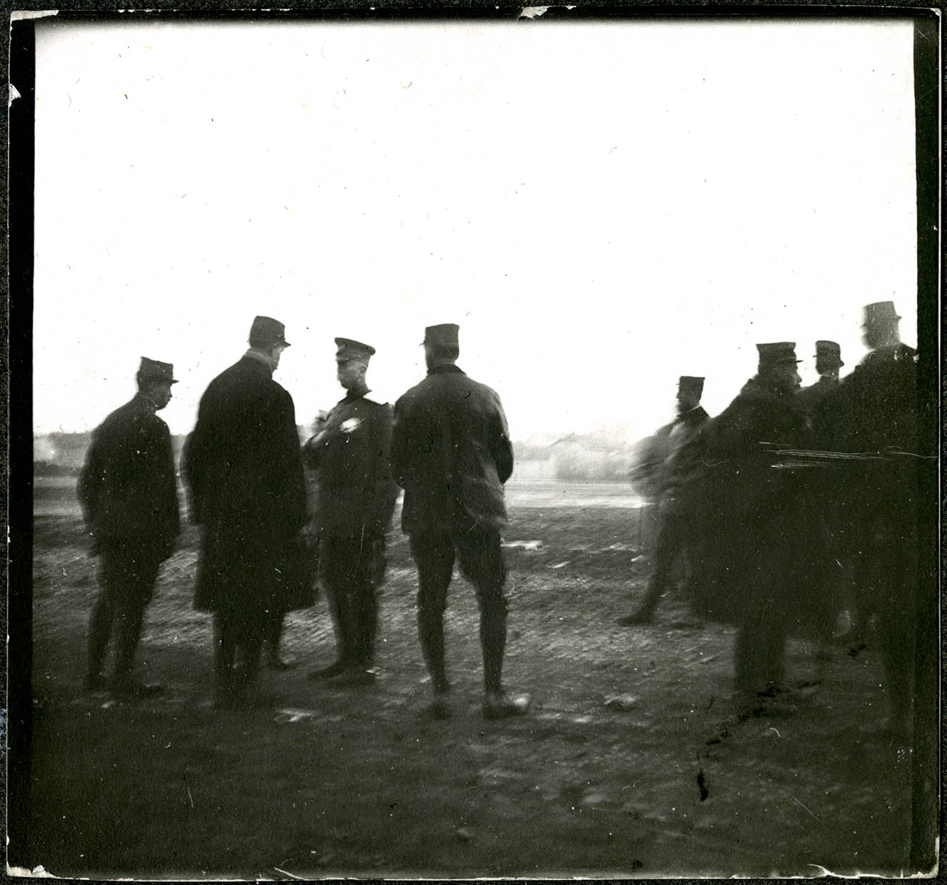 Belfort, Centre aéronautique militaire, Champ-de-Mars (Parc-à-Ballons), une visite d'inspection devant les hangars des aéroplanes, le 14 avril 1915.