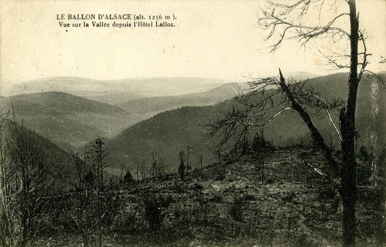 Le Ballon d'Alsace (alt. 1256 m). Vue sur le vallée depuis l'hôtel Lalloz.