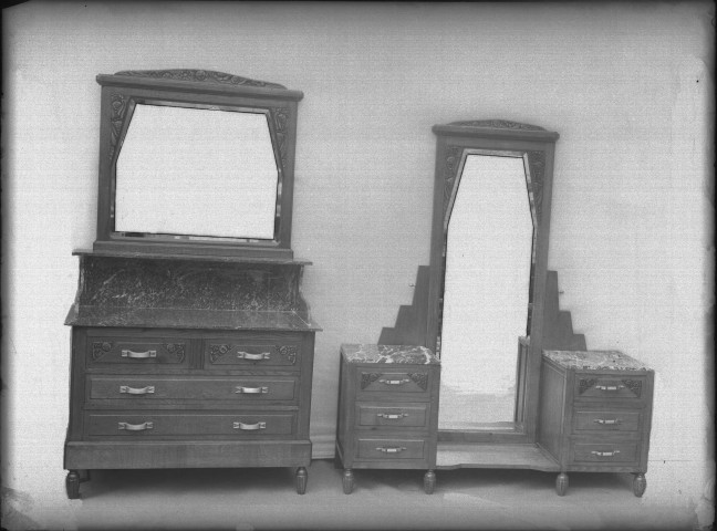 Deux meubles avec miroir et tiroirs destinés à l'entrée.