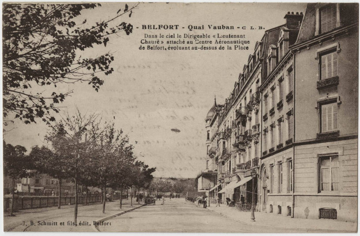 Belfort, quai Vauban, dans le ciel le dirigeable lieutenant chauré attaché au Centre aéronautique de Belfort, évoluant au dessus de la Place.
