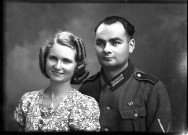 Un soldat et une jeune femme : plaque de verre 13x18 cm.