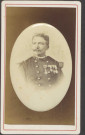 Officier du 42e régiment d'infanterie de ligne, épaulette à franges en graines d'épinard et contre-épaulette droite, décoré de l'Ordre de la Légion d'Honneur (grade : officier ; Empire) et 3 autres distinctions.
