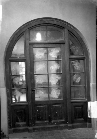 Porte en bois à carreaux vitrés, haut de la porte cintrée : négatif souple 12,6x17,6 cm.