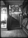 Belfort, 5 faubourg de France, famille Goldschmitt, escalier en bois montant à l'étage pour le magasin de vêtements A. Béranger : plaque de verre 13x18.