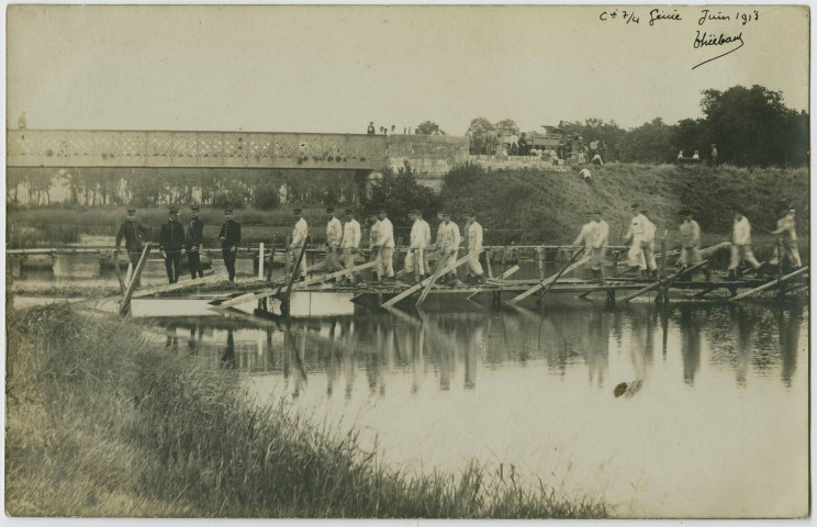 le pont métallique sur la Savoureuse, encadré par deux pontons en bois dont un est emprunté par des soldats de la compagnie 3/4 du Génie.