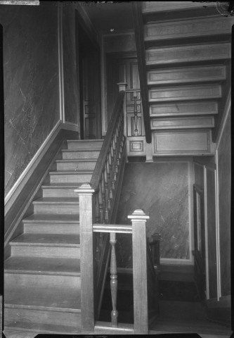 Belfort, 1 rue de la Banque de France, villa Hanriot, escalier en bois plusieurs quarts tournants avec paliers de repos : négatif souple 12,6x17,6 cm.