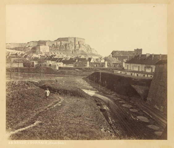 Belfort, vue prise depuis la Porte de Brisach, v. 1871-1872.