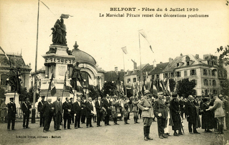 Belfort, Fête du 4 juillet 1920. Le maréchal Pétain remet des décorations posthumes.