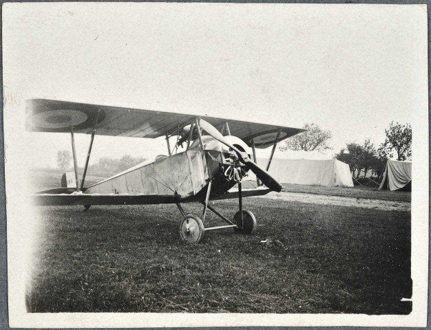 Fontaine, aérodrome militaire, avion de chasse français biplan, Nieuport X, n°104.