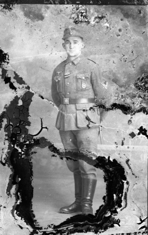 Portrait en pied d'un soldat avec képi : plaque de verre 10x15 cm.