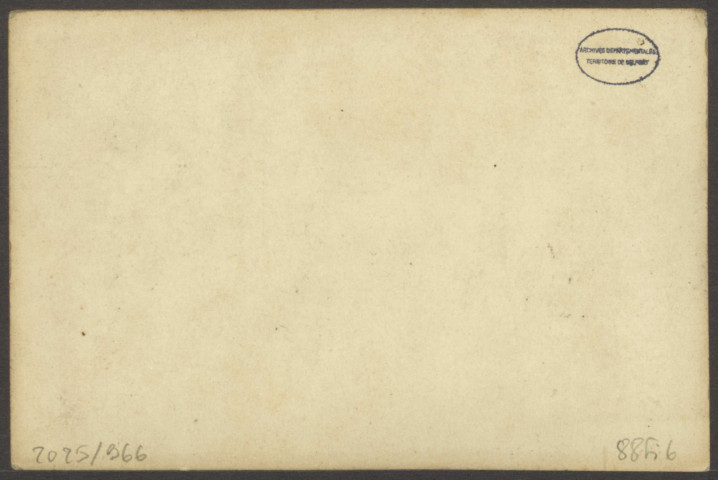 Belfort, vue générale depuis le chemin de la justice, la caserne du fort de La Justice (sans toiture), le Corps de garde et la Porte du Vallon, v. 1871.