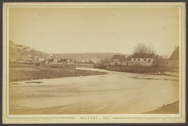 Belfort, faubourg de Montbéliard, vue générale depuis la rive de la Savoureuse (arrière du Couvent des Capucins), le quartier du Fourneau et les fortifications des glacis du château, la colline des Basses-Perches, v. 1871.