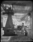 Machine industrielle, dans l'atelier, une machine manipulée par un ouvrier (même cliché que le 51 Fi 238, vue de l'arrière) : plaque de verre 18x24 cm.