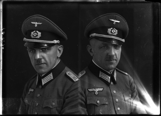 Double cliché d'un officier de cavalerie arborant la moustache à la Hitler : plaque de verre 13x18 cm.