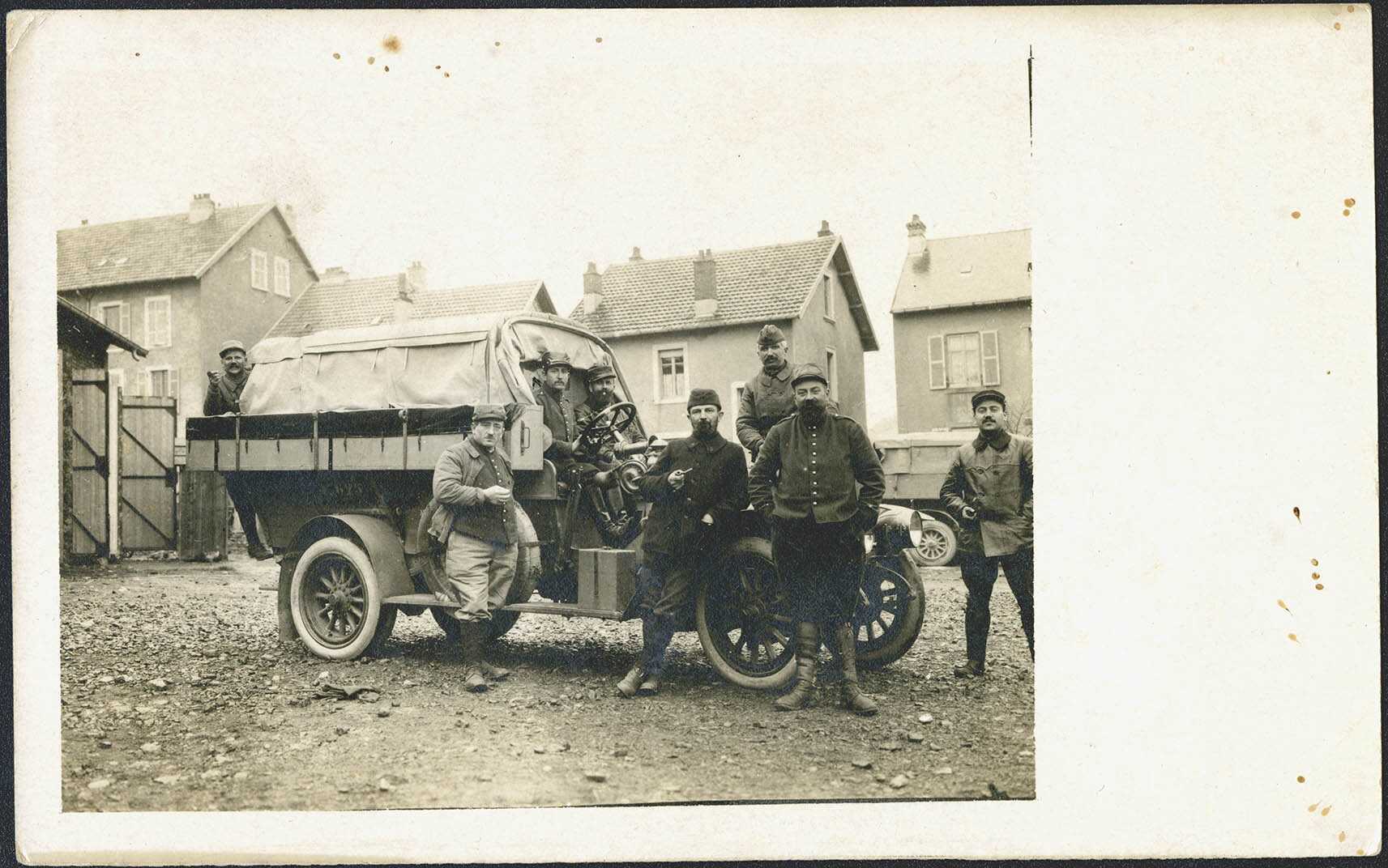 Belfort, groupe de conducteurs automobiles de l'escadrille MF 107, le 24 avril 1915.