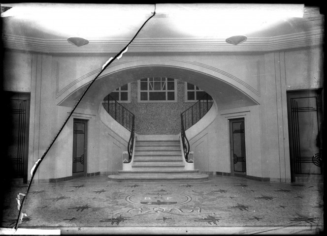 Vue intérieure, hall d'entrée avec son grand escalier réservé à l'administration : plaque de verre 13x18 cm.