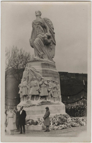 Remise du monument aux Morts à la ville par le comité d'érection.