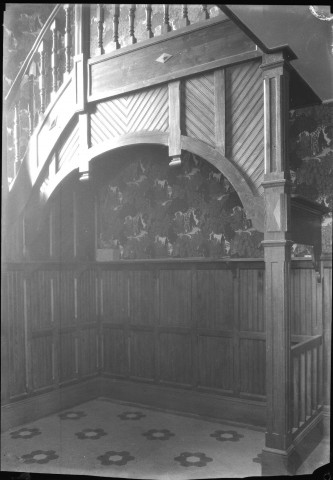 Boiserie, rampe d'escalier et corniche en bois : négatif souple 12,6x17,6 cm.