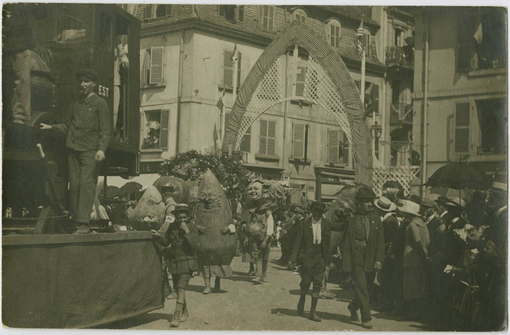 [Belfort, rue de la Porte de France, grandes fêtes patriotiques des 15, 16, 17 août 1919, char des cheminots suivi de la noce pittoresque des légumes].