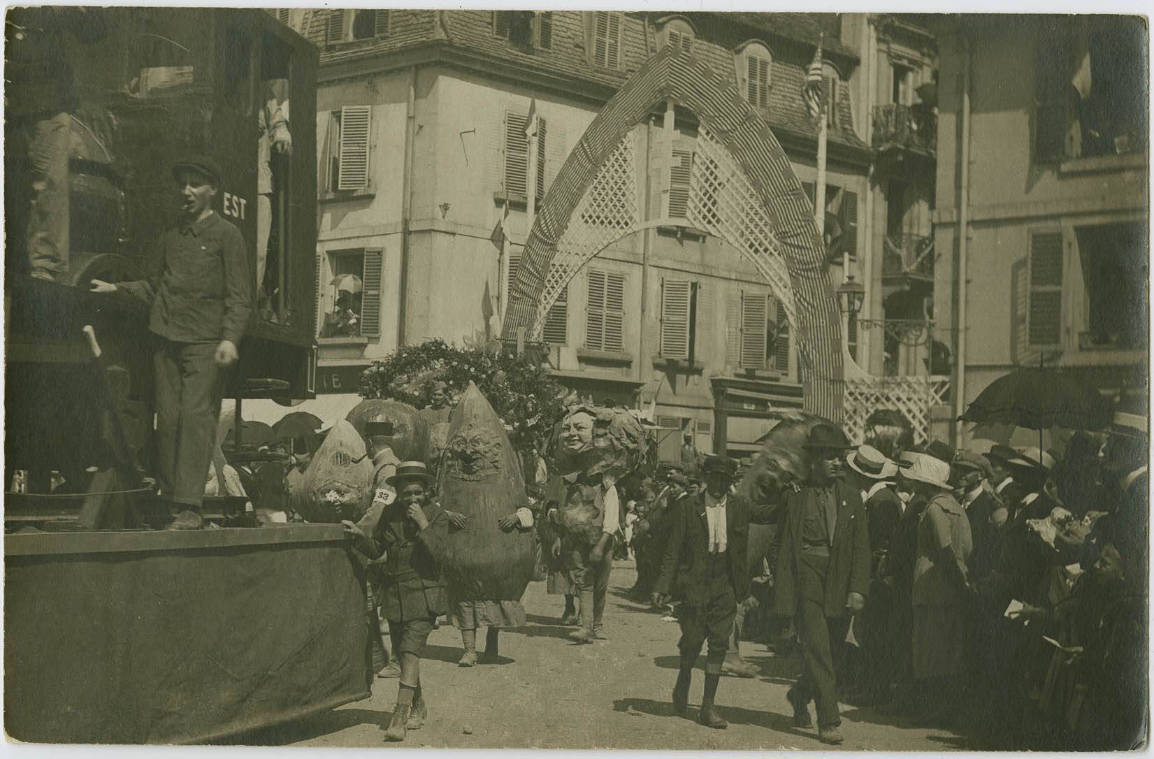 [Belfort, rue de la Porte de France, grandes fêtes
                                patriotiques des 15, 16, 17 août 1919, char des cheminots suivi de
                                la noce pittoresque des légumes].