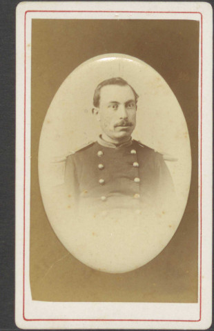 Officier du 42e régiment d'infanterie de ligne, épaulette à franges souples et contre épaulette gauche.