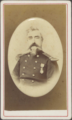 Officier du 42e régiment d'infanterie de ligne, épaulette à franges en graines d'épinard et contre-épaulette gauche, décoré de l'Ordre de la Légion d'Honneur (grade : chevalier ; Empire).