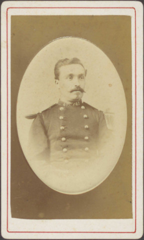 Officier du 42e régiment d'infanterie de ligne, épaulette à franges souples et contre-épaulette droite.