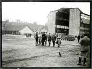 Belfort, Parc aéronautique militaire n°9, Champ-de-Mars (Parc-à-Ballons), grand hangar à dirigeables, cérémonie de remise de décorations.