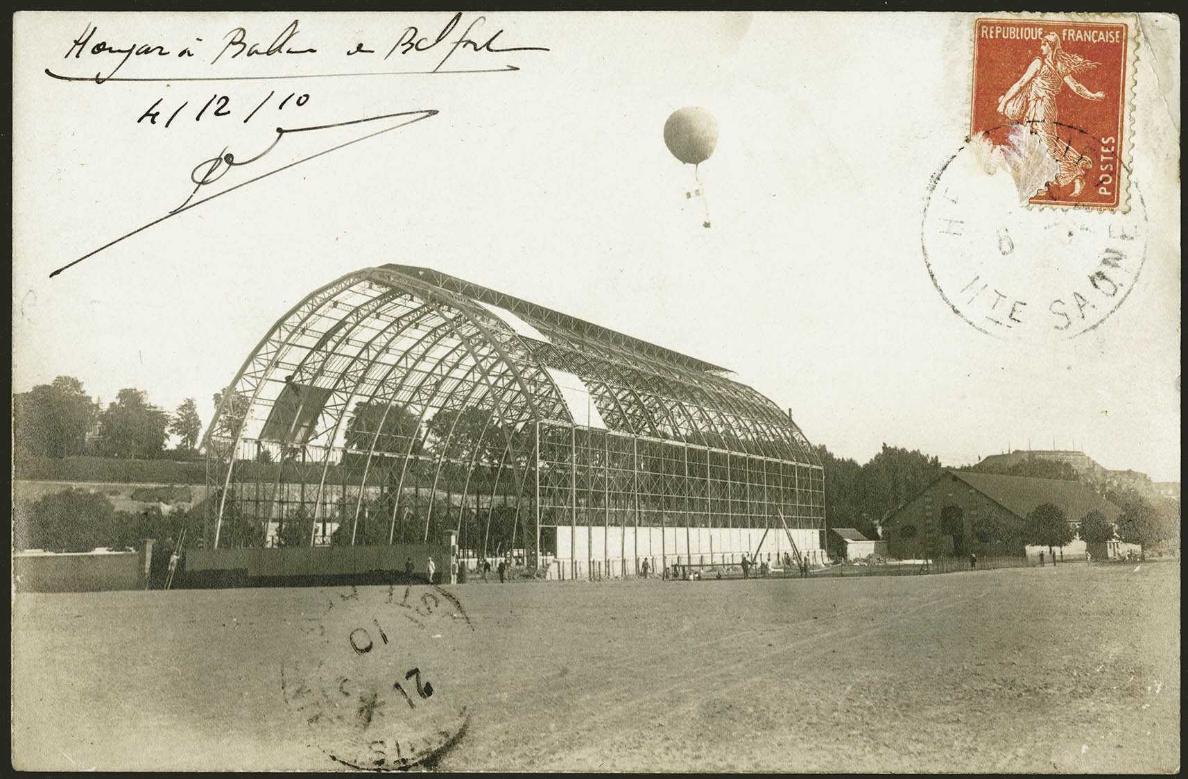 Belfort, Centre aéronautique militaire, Champ-de-Mars (Parc-à-Ballons), la construction du petit hangar à dirigeables, été 1910.