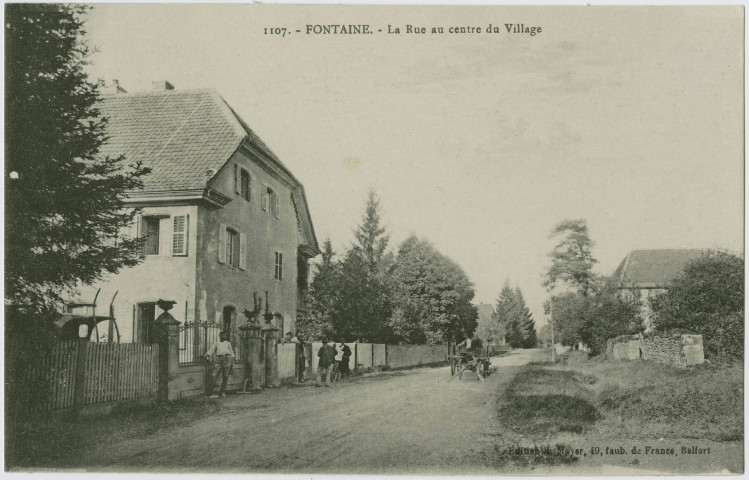 Fontaine, la rue au centre du village.
