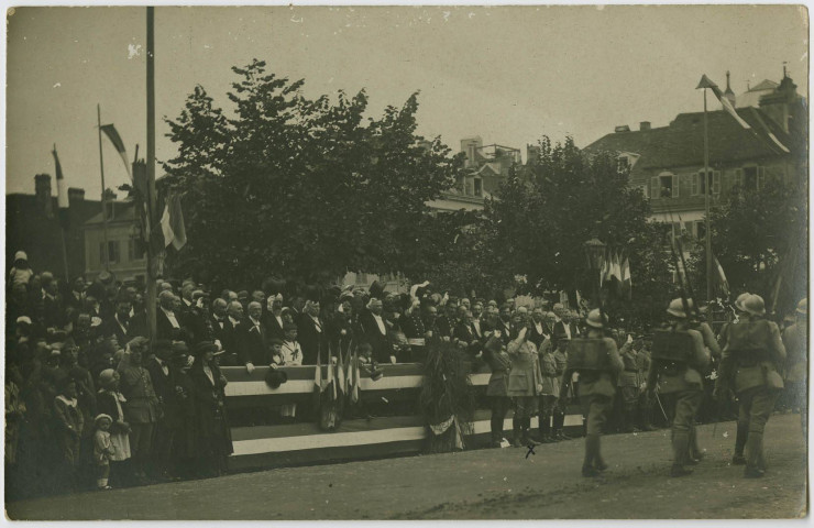 Belfort, grandes fêtes des 2,3,4 juillet 1920, cérémonie de la remise de la Croix de guerre à la ville de Belfort, défilé de la troupe devant la tribune officielle, passage des artilleurs du 89e et 159e.