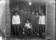 Groupe de militaires posant dans la salle de plonge d'une cuisine de caserne : plaque de verre 13x18 cm, [s.l.].