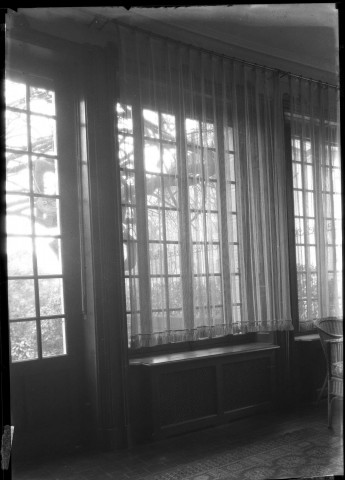 Belfort, 29 faubourg de Montbéliard, villa Geist, jardin d'hiver avec boiserie cache-radiateur et fenêtres, porte fenêtre donnant sur le jardin : négatif souple 12,6x17,6 cm.