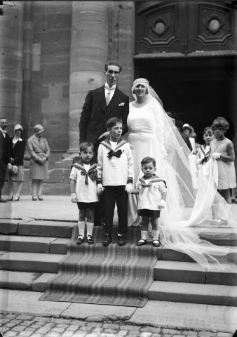 Eglise, les mariés et leurs trois jeunes garçons d'honneur posent sur les marches : plaque de verre 13x18 cm.