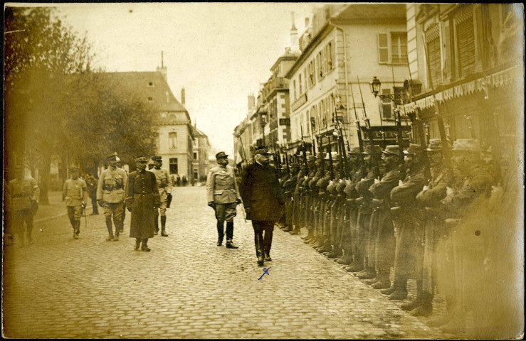 Belfort, place d'armes, passage en revue des troupes de la garnison par le général Joffre.