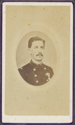 Officier d'infanterie de ligne, décoré d'une distinction.