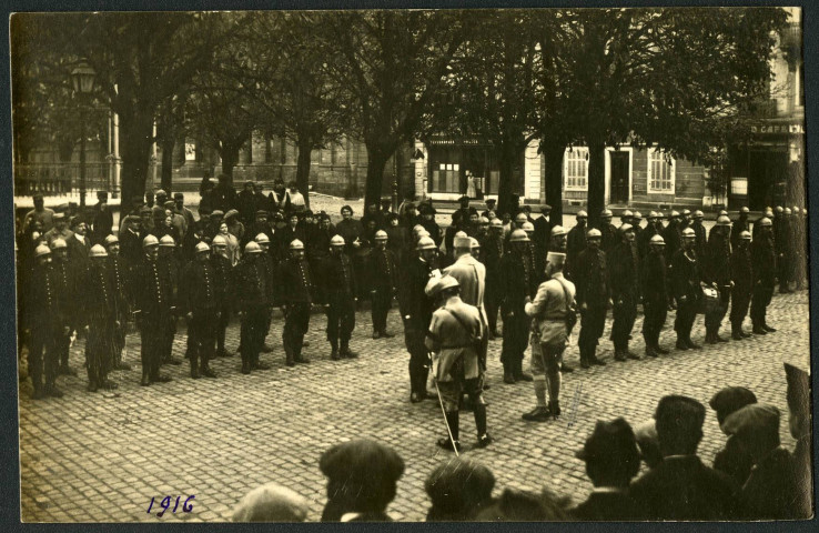 Belfort, place d'Armes, remise de la Croix de Guerre, par le général Hanoteau, aux sous-officiers et sapeurs du corps des pompiers de Belfort cités à l'Ordre des Troupes d'Etapes pour leur intervention suite aux bombardements allemands.