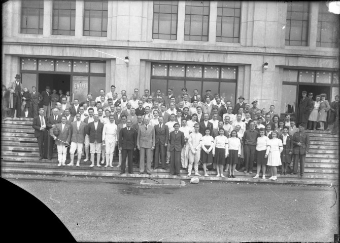 Belfort, Maison du Peuple, groupe de personnes posant sur les marches devant l'entrée : plaque de verre 13x18 cm.
