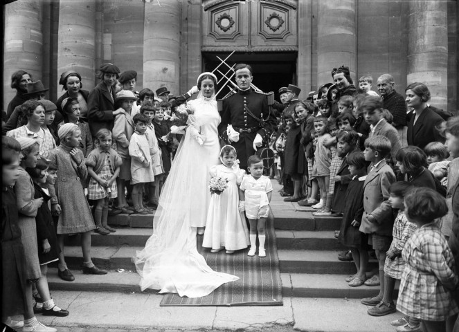 Les mariés sur les marches, devant eux, un couple de jeunes enfants d'honneur : plaque de verre 13x18 cm.