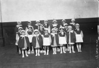 Petites filles costumées posant devant le photographe : négatif souple 12,6x17,6 cm, [s.l.].