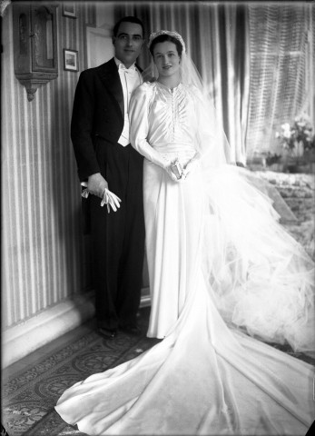 Couple de mariés souriant, posant debout dans un salon (même cliché que 51 Fi 520) : plaque de verre 13x18 cm.